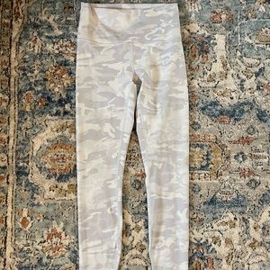 Lululemon wunder under luxtreme leggings.